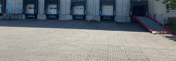 Hallentore und Rampe