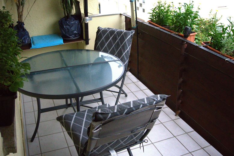Accogliente, bellissimo appartamento di 3 locali a un prezzo interessante – Balkon Bild 1