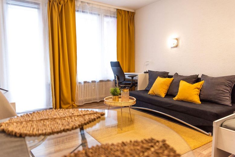 Möblierte 1-Zi Wohnung mit neuer EBK und Balkon in Sindelfingen – Gemütliches Sofa und Arbeitsbe
