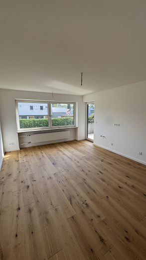 Komplett saniert: 3 Zimmer, Echtholzparkett, großer Balkon, Wärmempumpe – provisionsfrei – Wohnbereich mit Balkon