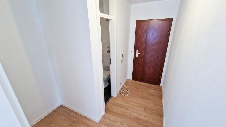 Renovierte 2-Zimmer-Wohnung in Korb mit Garagenstellplatz & Terrasse – Flur