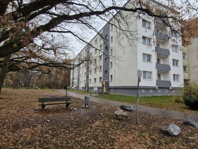 Ruhige 2 Zimmer Erdgeschosswohnung mit Dusche und Balkon ab 15. August 2026 – Foto 1