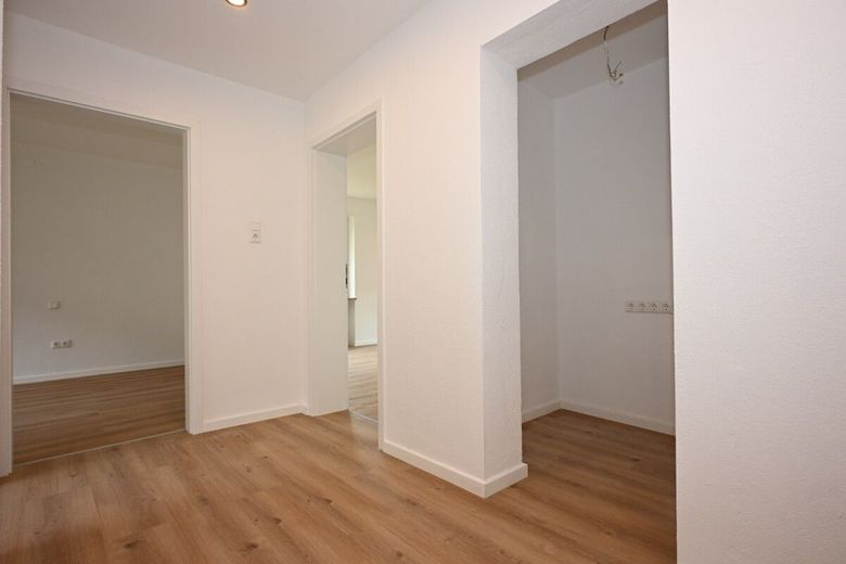 Hochwertig sanierte 2ZKB-Hochpaterre-Wohnung mit Balkon – Flur II