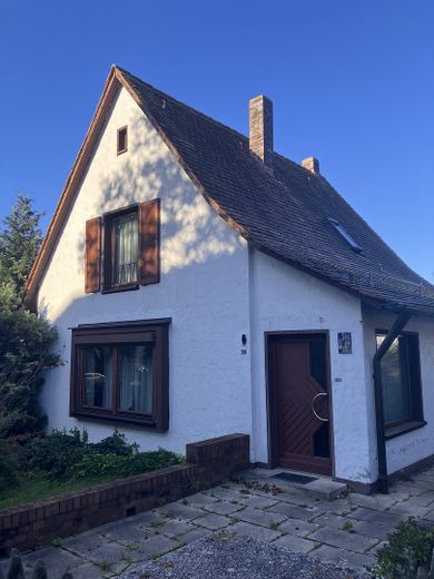 Charmantes Eckgrundstück mit Altbestand und vielen Möglichkeiten in Erlangen-Büchenbach – Haus zum renovieren oder Abris