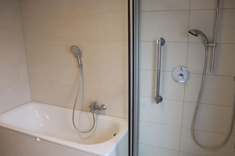 Badezimmer Dusche und Wanne