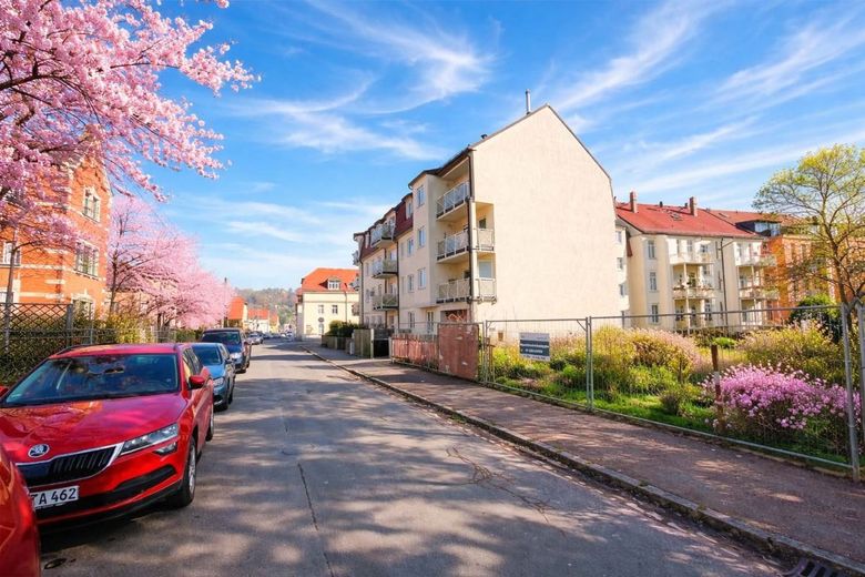 RUHIGE 3-RAUM WOHNUNG MIT LIFT IN LAUBEGAST – Blick in die Straße