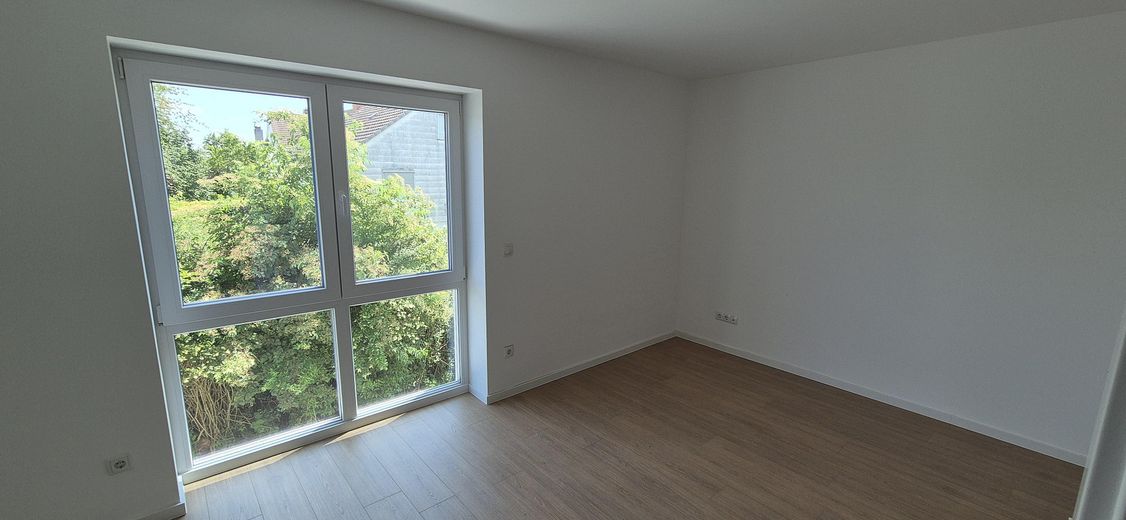 Neubau-Reihenhaus mit Terrasse 140 m² Familienhaus mit sehr niedrigen Energiekosten (EH-40 + PV) – 2. Schlafzimmer OG