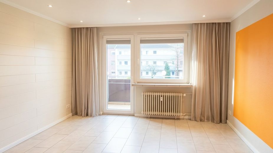 Affascinante appartamento di proprietà con 1 stanza, balcone e posto auto a Wedel – Wohnzimmer