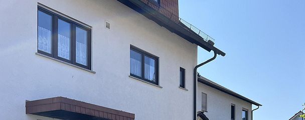 Lichtdurchflutete 2-Zimmer-Wohnung mit Terrasse – Hausansicht