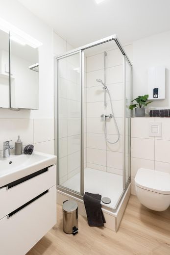 Wohnen auf Zeit - komplett möbliert und renoviert – Badezimmer