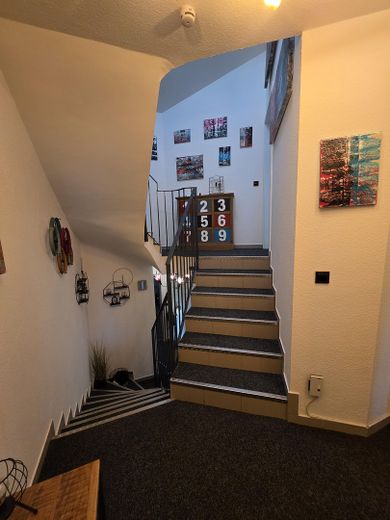 Oberkrämer - interessantes, saniertes & gepflegtes RMH mit Luxusausstattung – Treppe Gästezimmer/Kind 1