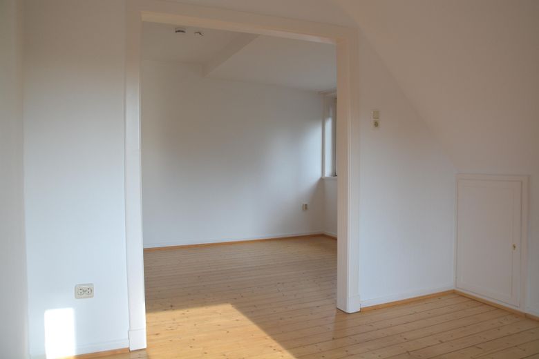 2,5-Zimmer-Dachgeschoss-Wohnung – Wohnzimmer Blick ins Esszimmer