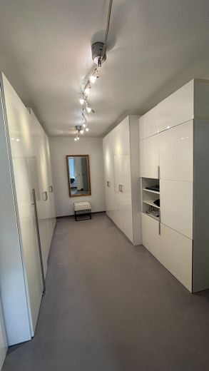 Maison d’architecte baignée de lumière dans un emplacement privilégié – Habiter avec une vue dégagée sur la verdure – Ankleidezimmer UG