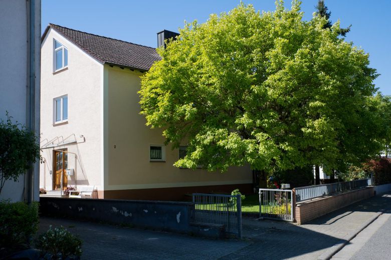 Dwurodzinny dom: zadbany, blisko centrum, gotowy do zamieszkania – Ansicht mit Hofeinfahrt
