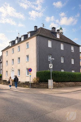 Seltene Gelegenheit: Großzügige 5-Zimmer-Dachgeschosswohnung mit Stellplatz unc ca.119m² Wohnfläche – Hausansicht