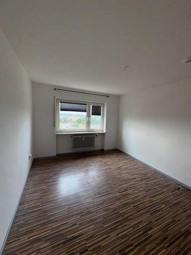 Helle 2-Zimmer-Wohnung mit großer Loggia, Einbauküche und Weitblick – Schlafzimmer