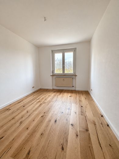 Modernisierte 3-Zimmer-Wohnung mit großem Westbalkon ins Grüne und TG – provisionsfrei – Kinderzimmer