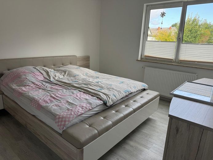 Renovierte 3- Zimmer Erdgeschosswohnung mit EBK und Terrasse in ruhiger Lage in 23974 Neuburg – Schlafzimmer Bild 1