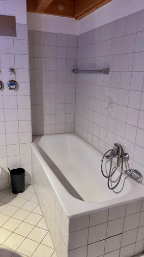 Nähe Basel | 2 Stellplätze inklusive | DG-Wohnung mit Empore | provisionsfrei – Bad