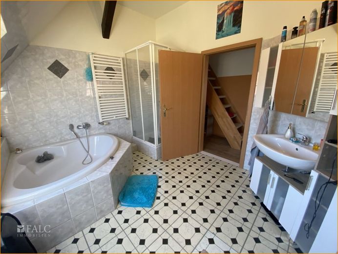 Neue Heizung + 9 kWp PV-Anlage im Zweigenerationenhaus!! – Badezimmer Obergeschoss