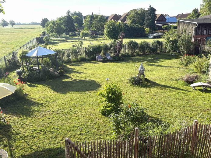 Ein Stück vom Paradies in Elb-Nähe - saniertes Bauernhaus mit Vintage-Charme – Garten hinten v. Deich aus