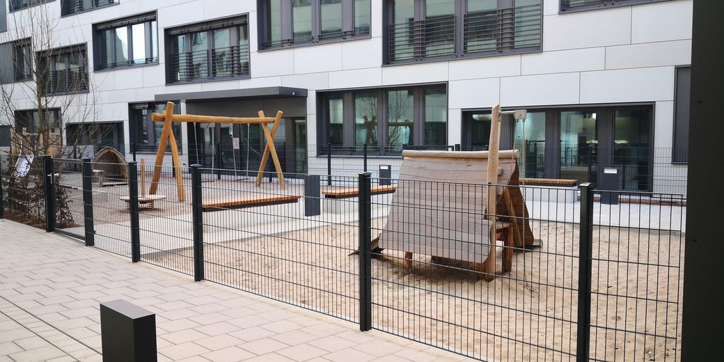 Kinderspielplatz vor Haustür