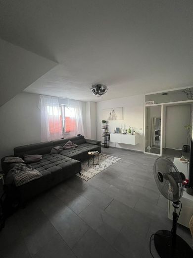 3 Zimmer Wohnung mit Balkon in Niederkassel – Wohnzimmer