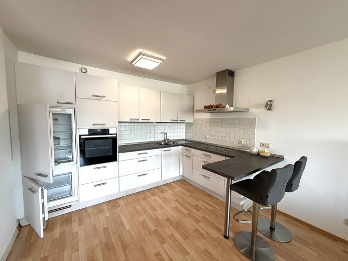 Charmant appartement meublé d’une pièce avec loggia – Küche