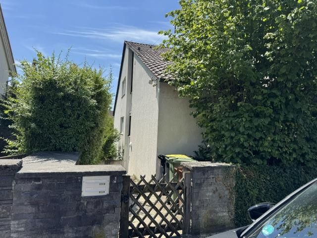 Casa progettata da un architetto a mezza collina – Seiteneingang 