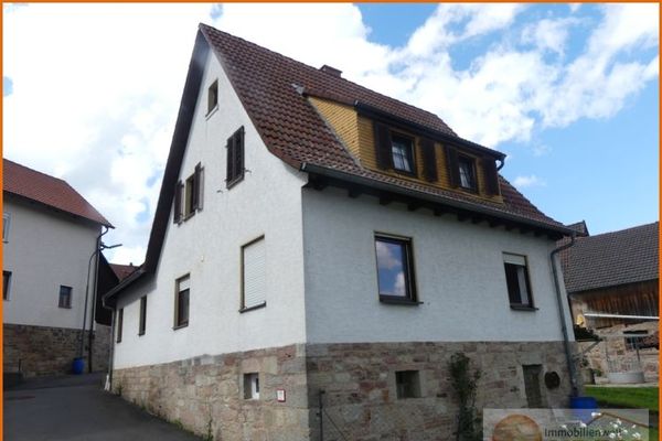 Kleines mit viel Hingabe saniertes Häuschen und Carport in ruhiger Ortslage von Sinntal-Züntersbach