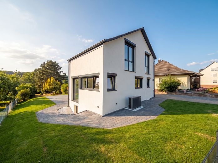 Luxus-EFH kernsaniert 2026 | Klasse A | 1.448 m² Grundstück – Außenansicht