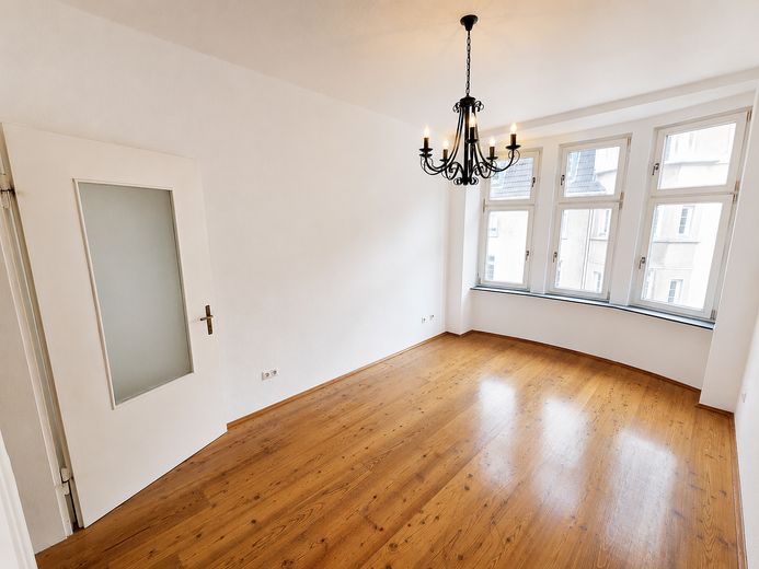 Freshly renovated 3-room period apartment – Zimmer 1