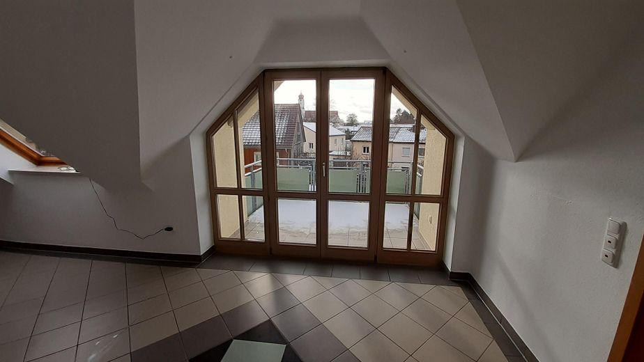 Balkonlu ve genişletme potansiyeline sahip bakımlı 3 odalı çatı katı dairesi – Aichach’ta 67 m² – Ausblick Balkon