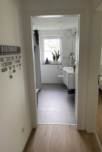 120 m² Familienwohnung mit XXL-Balkon, Doppelgarage, Wallbox, nahe Ingolstadt – Flur mit Blick ins Bad