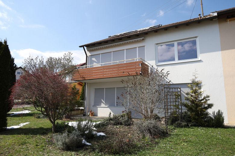 Sanierte 2.5-Zi-Wohnung mit Einbauküche, Terrasse, Garten + Gartenhütte in Waldstetten – Hausansicht