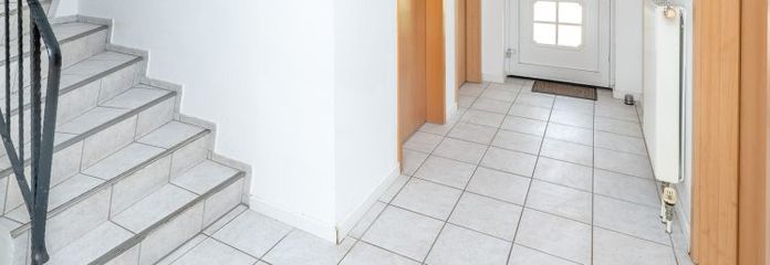 Mieszkanie z czynnikiem dobrego samopoczucia: przyjazny rodzinie dom bliźniaczy z ogrodem i kominkiem