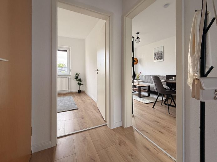 Sofort bezugsbereit: 2-Zimmerwohnung in modernisiertem Topzustand – Flur