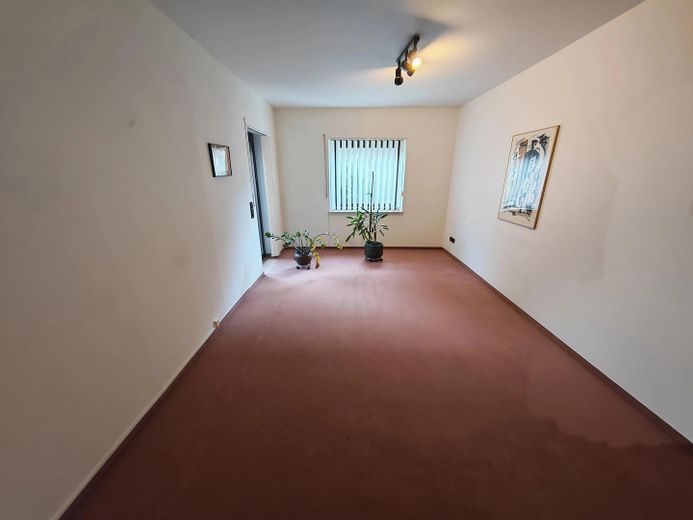 Raumwunder mit Einliegerwohnung & Doppelgarage - provisionsfrei - Erbpacht – Zimmer