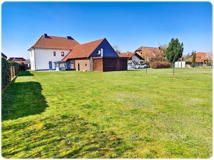 Uetze: 2 Häuser = 3 Wohnungen, 3 Garagen + Carport + potentielles Bauland im Garten – Garten