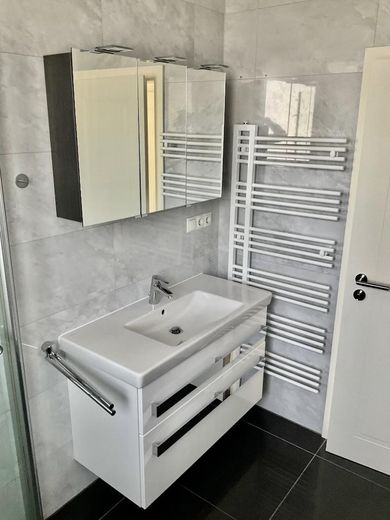 Gemütliche Dachgeschosswohnung in Ko-Metternich, provisionsfrei, mit Balkon und Garage – Badezimmer
