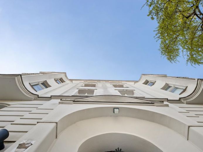 Ruhig gelegen, sonniger Balkon, zentrale Lage - Altbauwohnung mit 3,9 m hohen Decken... – Foto 1