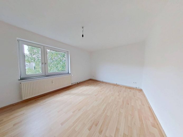 Reinkommen und Wohlfühlen: 3-Zimmer-Wohnung mit neuem Badezimmer und Balkon – Ansicht I: Schlafzimmer