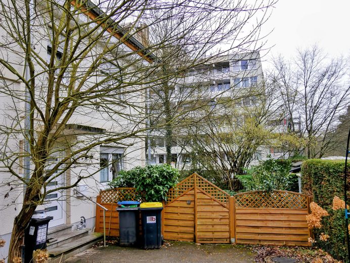 Haus-Front mit Gartentor