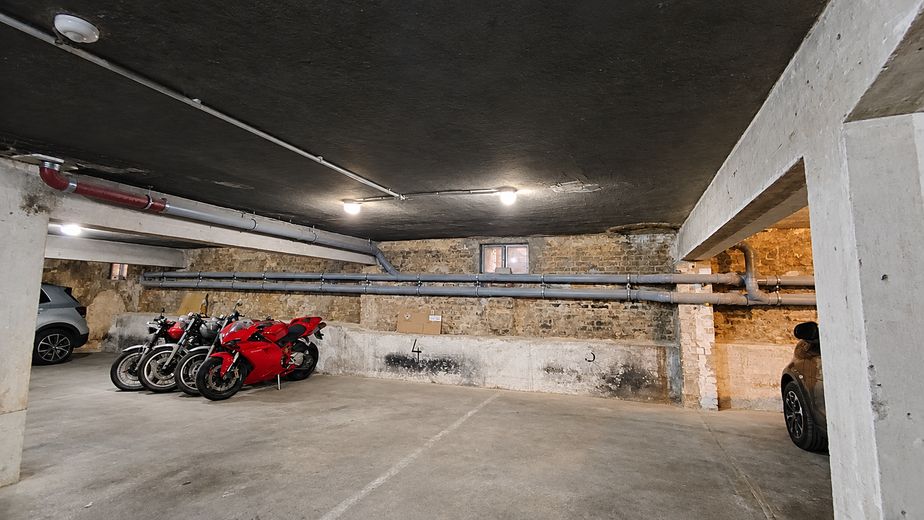 Posti auto in garage sotterraneo al Mehringdamm – Ideali per uso a lungo termine – Foto 1
