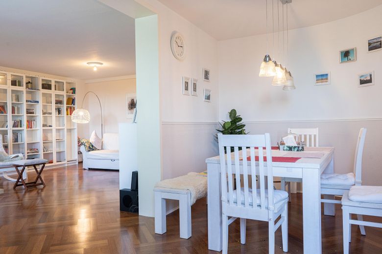 Sin comisión, venta directa del propietario: luminoso apartamento de 4,5 habitaciones con terraza cerca del lago Unterbacher See – Essbereich/Wohnzimmer