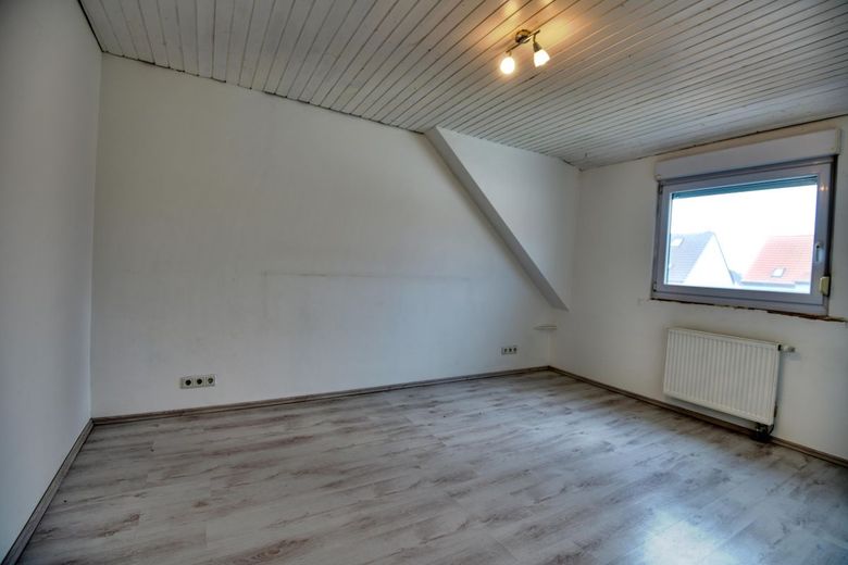 Bezugfsfreie 6 ZKBB mit XL-Panoramaterrasse &amp; Gemeinschaftsgarten | Gepflegtes 2FH mit Garage – Kinderzimmer1