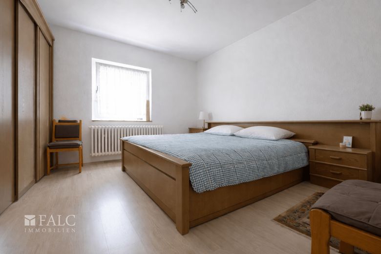Langfristig investieren - VERMIETETE &amp; gepflegte 2-Zimmer-Wohnung mit Balkon in Top-WEG-Anlage – Schlafzimmer