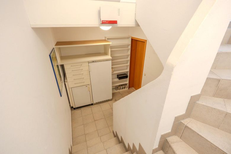 Attraktives Wohnen in Fürth-Vach: Gepflegtes Einfamilienhaus mit separater Einliegerwohnung – KG_Treppenhaus