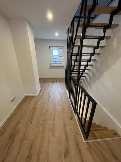 Komplett renoviertes Reihenendhaus mit großem Dachstudio und separatem Garten in Harthausen – Flur OG