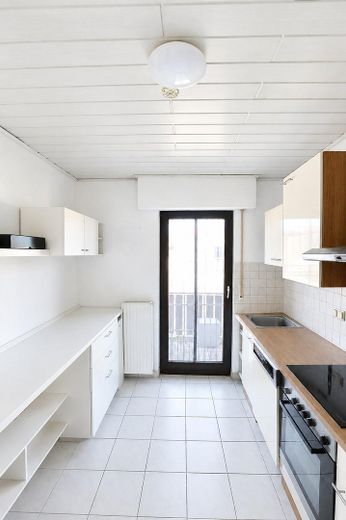 großzügige 3 Zimmer Wohnung mit Balkon – Küche
